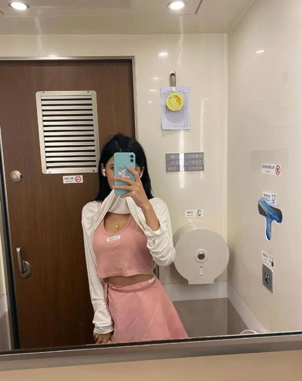 狗头萝莉欲转型美妆博主，素颜出镜获好评，男粉丝：我居然看完了