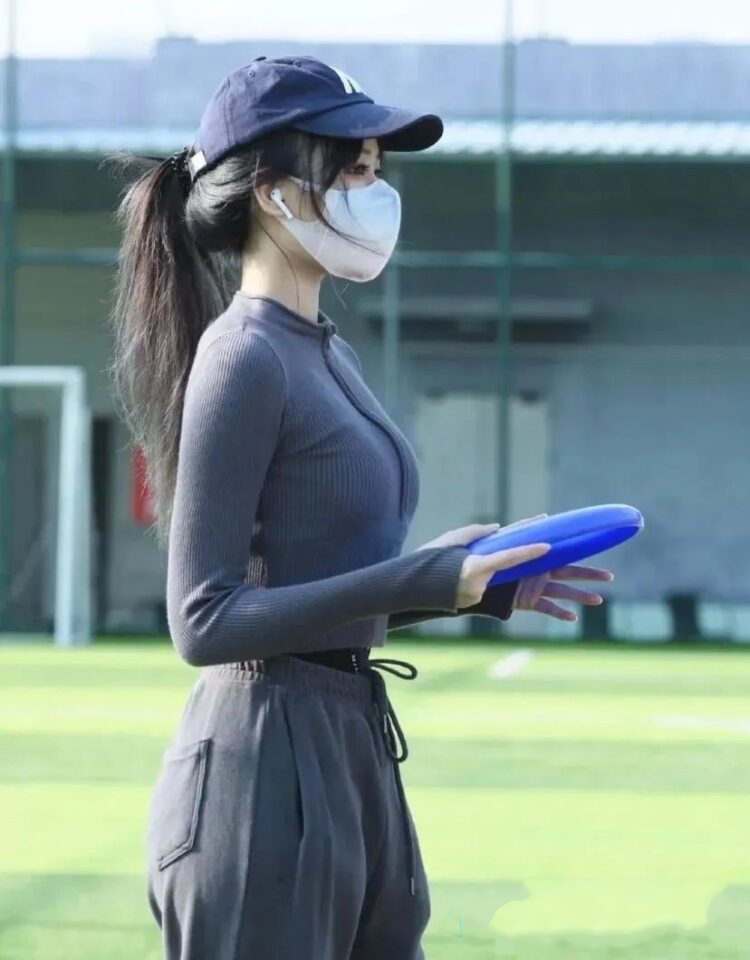 听说女网红最近都在忙着在足球场玩飞盘？