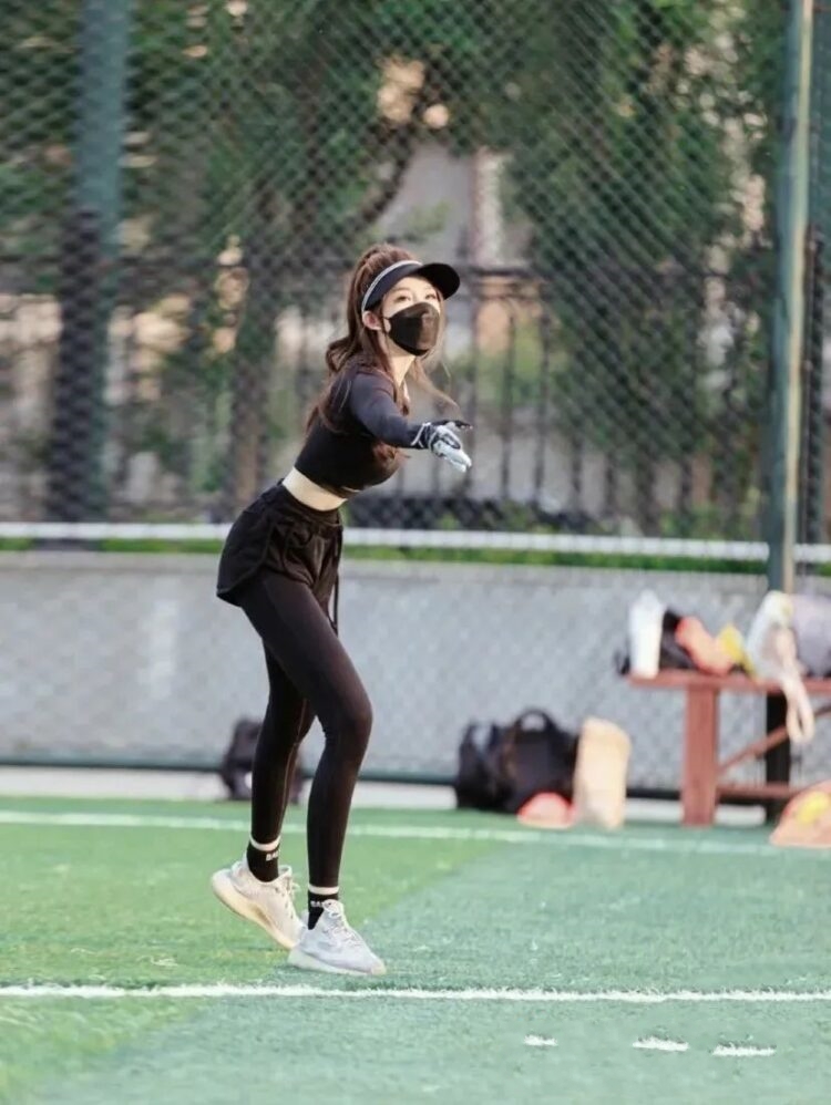 听说女网红最近都在忙着在足球场玩飞盘？