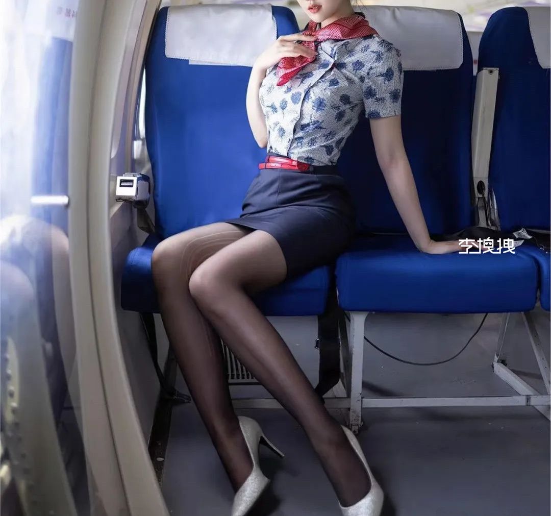空姐飞行执勤期间拍不雅照发朋友圈被开除？